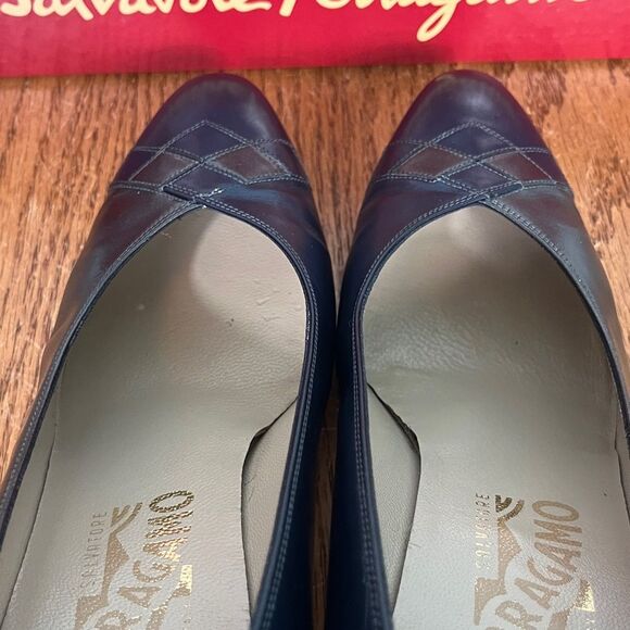 Salvatore Ferragamo 7.5 C Unique Navy & Silver Leather heels with woven toe - Picture 4 of 11